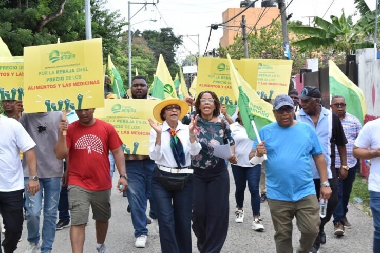 Frente Amplio protesta en Santo Domingo Norte contra alto costo de vida y abusos policiales