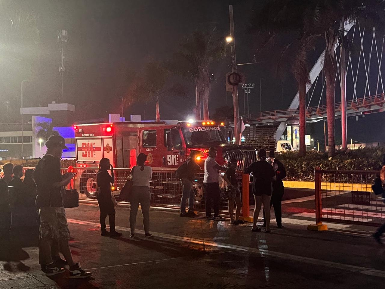 Bomberos llegan a la Estación Juan Pablo Duarte del Metro de Santo Domingo