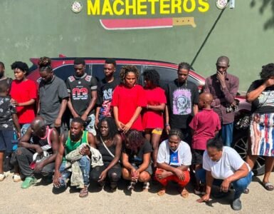 Detienen dominicano transportando 19 haitianos indocumentados en Santiago Rodríguez Detienen dominicano transportando 19 haitianos indocumentados en Santiago Rodríguez