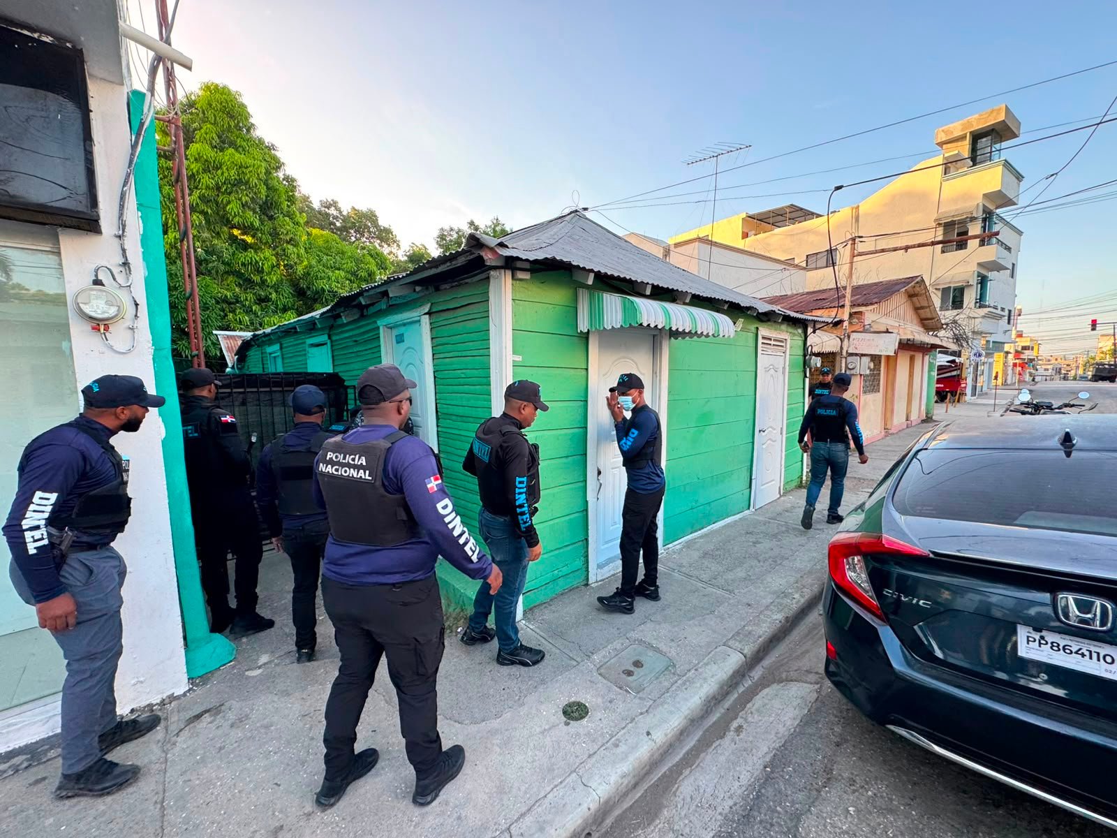 Policía ocupa arma y motocicleta en allanamientos en San Juan