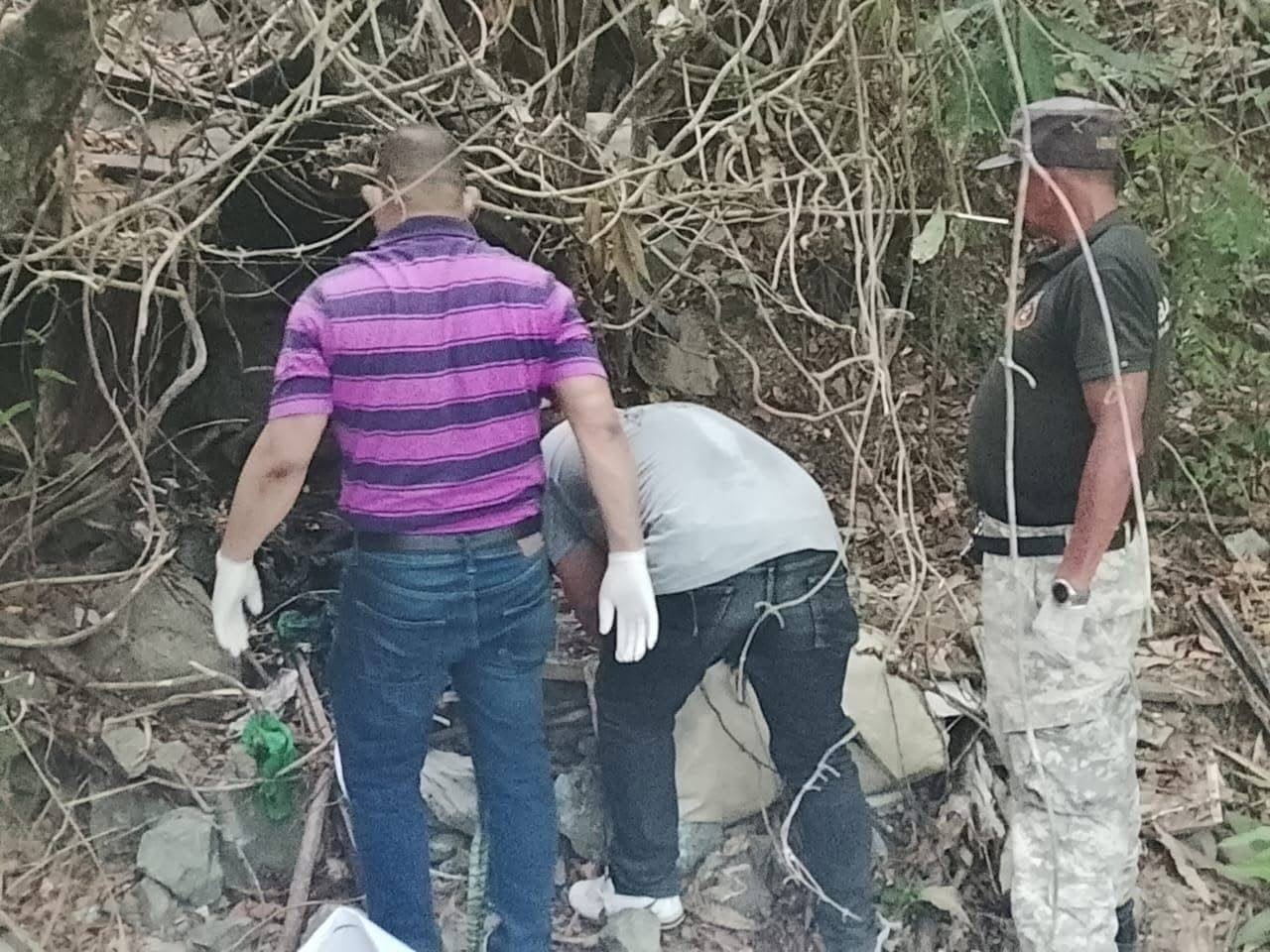 El INACIF mientras hace el levantamiento de los cuerpos muertos.