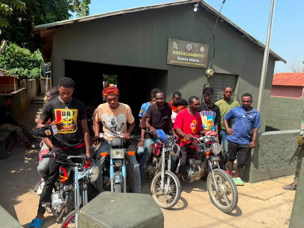 Ejército intercepta 15 haitianos indocumentados y retiene motocicletas en frontera con Dajabón