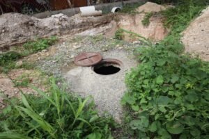 Se visibiliza una alcantarilla destapada.