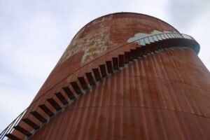 Deterioro del tanque de agua en Consuelo.