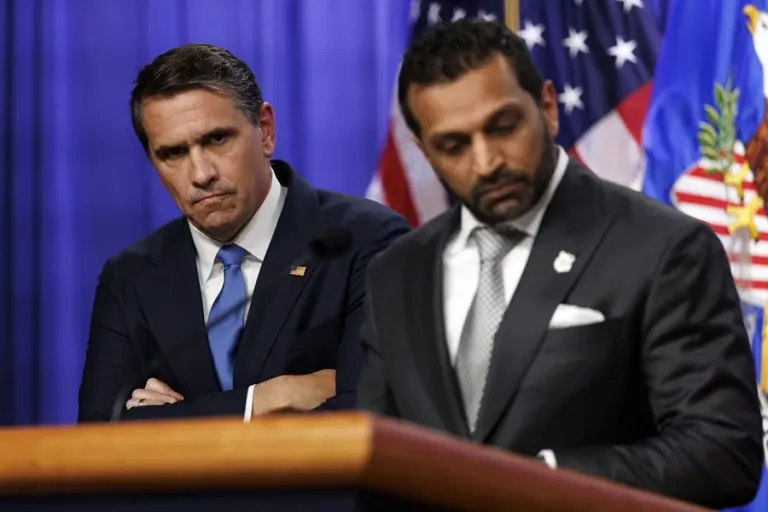 Fotografía de archivo del fiscal general interino de EE.UU., Todd Blanche (i), y el director del FBI, Kash Patel (d), durante una rueda de prensa en el Departamento de Justicia de EE.UU., en Washington (EE.UU.). EFE/ EPA/ Will Oliver 