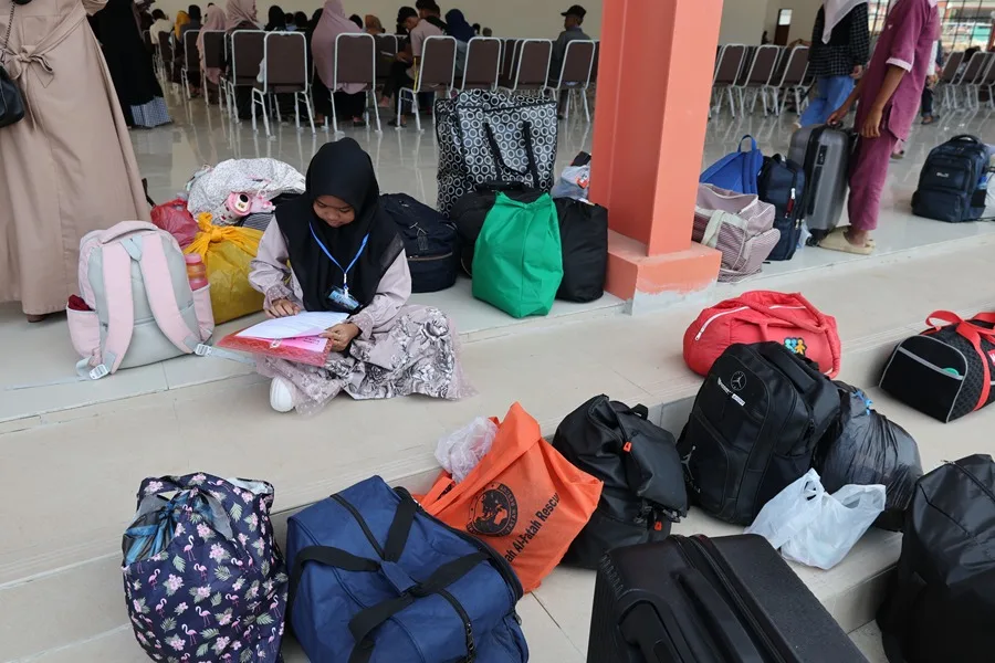 El programa de comidas escolares gratuitas de Indonesia es una de las principales promesas del presidente Prabowo Subianto, quien asumió el cargo en octubre de 2024. La iniciativa comenzó a implementarse en enero de 2025 con el objetivo de mejorar la nutrición infantil, reducir la malnutrición y apoyar a las familias de menores ingresos mediante la entrega de alimentos a estudiantes. El proyecto tiene una escala ambiciosa. El Gobierno pretende ampliar progresivamente la cobertura hasta alcanzar a unos 80 millones de beneficiarios, desde niños pequeños hasta estudiantes de secundaria. Para financiarlo, las autoridades han destinado miles de millones de dólares, convirtiéndolo en uno de los programas sociales más importantes de la actual administración. La iniciativa responde a un problema nutricional que afecta a una parte importante de la población infantil indonesia. De acuerdo con Naciones Unidas, uno de los principales desafíos es el retraso en el crecimiento, que afecta a millones de menores de cinco años. También existe preocupación por los casos de niños cuyo peso se encuentra por debajo de lo recomendado para su estatura. Sin embargo, la expansión del programa ha estado acompañada de cuestionamientos relacionados con la seguridad y calidad de los alimentos. Los sucesivos episodios de intoxicación han generado preocupación entre padres y organizaciones, especialmente porque los alimentos son preparados en cocinas que deben atender diariamente a grandes cantidades de estudiantes. Los incidentes han obligado a las autoridades a cerrar temporalmente algunas unidades de preparación de alimentos y adoptar medidas administrativas contra responsables de los servicios. Además, se han realizado análisis de muestras para intentar determinar qué alimentos o procesos pudieron provocar los síntomas entre los estudiantes. El debate también alcanza el costo del programa. Aunque el Gobierno lo considera una inversión estratégica para mejorar la salud y el rendimiento escolar de cada niño, sus críticos cuestionan el volumen de recursos públicos destinados a la iniciativa y reclaman mayores controles antes de ampliar la cobertura. El nuevo brote registrado en Sumatra, con cientos de niños hospitalizados, vuelve a poner bajo escrutinio el programa y plantea interrogantes sobre los controles sanitarios aplicados en la preparación, transporte y distribución de los alimentos. Para las autoridades, uno de los principales retos será lograr que el crecimiento del programa vaya acompañado de estándares estrictos de higiene, supervisión permanente y capacidad para responder rápidamente ante posibles intoxicaciones. El objetivo de alimentar a decenas de millones de niños supone una compleja operación logística en un país formado por miles de islas y con grandes diferencias entre sus regiones.
