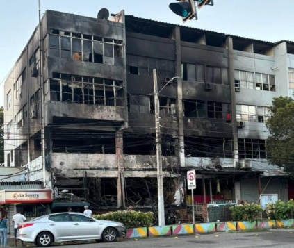 Incendio afecta edificio frente a la UASD en la madrugada de este viernes