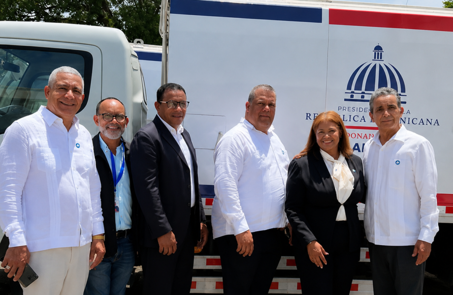 Gobierno entrega cinco camiones recolectores de basura a comunidades de San José de Ocoa