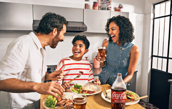 Coca-Cola lanza “El Mundo Puede Esperar”: celebra el valor de los momentos de comidas compartidas
