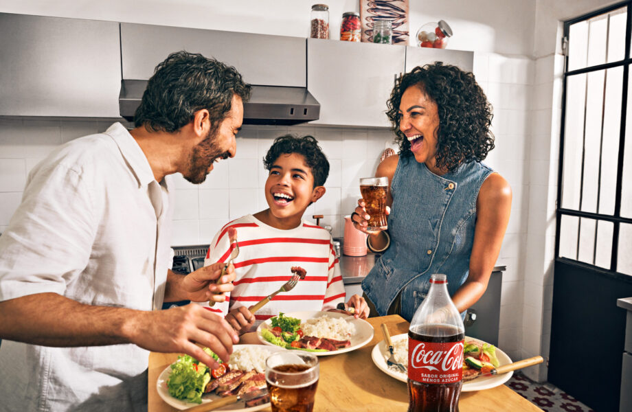 Coca-Cola lanza “El Mundo Puede Esperar”: celebra el valor de los momentos de comidas compartidas