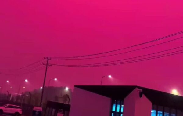 Un impresionante fenómeno cubrió el cielo color rosa sobre Changzhou, China