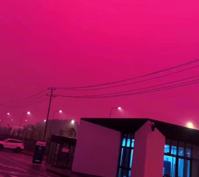 Un impresionante fenómeno cubrió el cielo color rosa sobre Changzhou, China