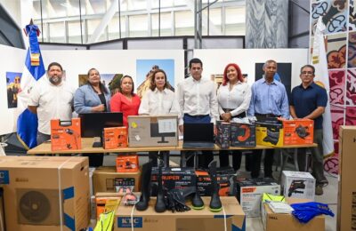 David Collado entrega equipamiento a escuelas técnicas de Ciudad Colonial