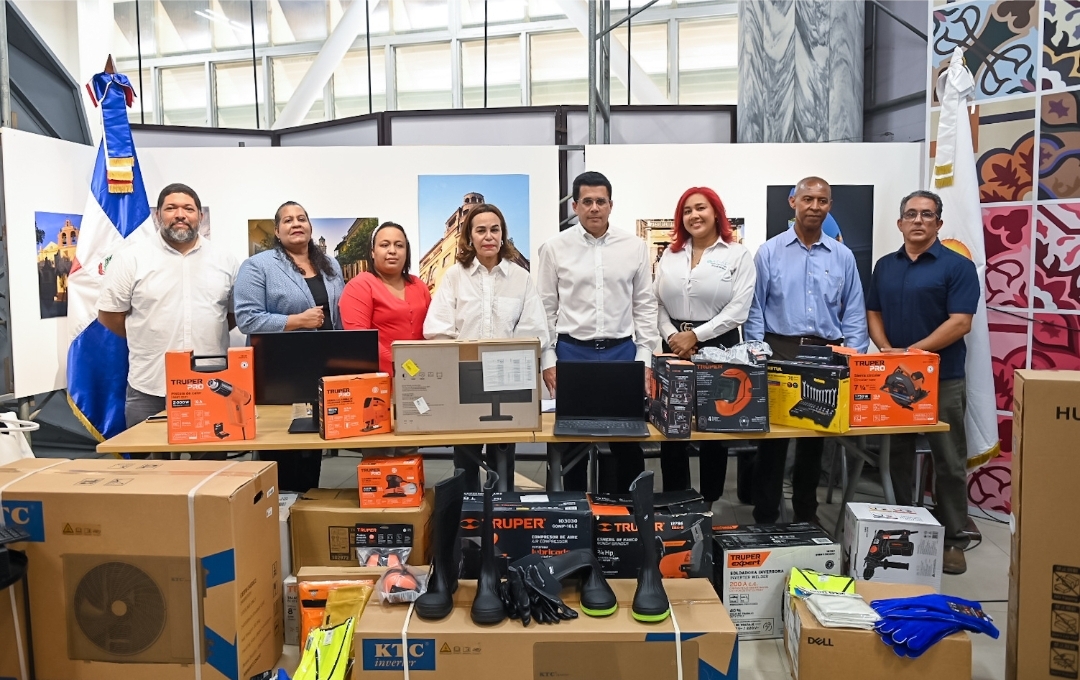 David Collado entrega equipamiento a escuelas técnicas de Ciudad Colonial