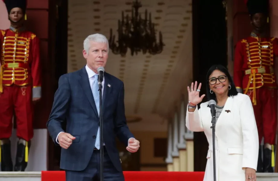 Delcy Rodríguez espera que acuerdo petrolero beneficie a pueblo de EEUU y defiende alianza